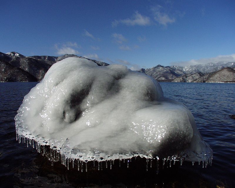 中禅寺湖の氷の芸術