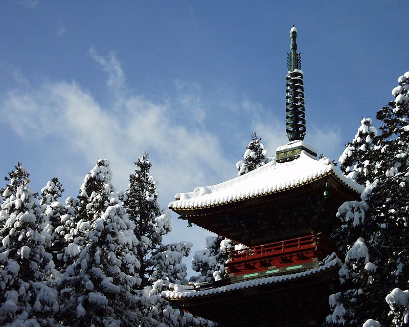 東照宮五重塔の雪景色